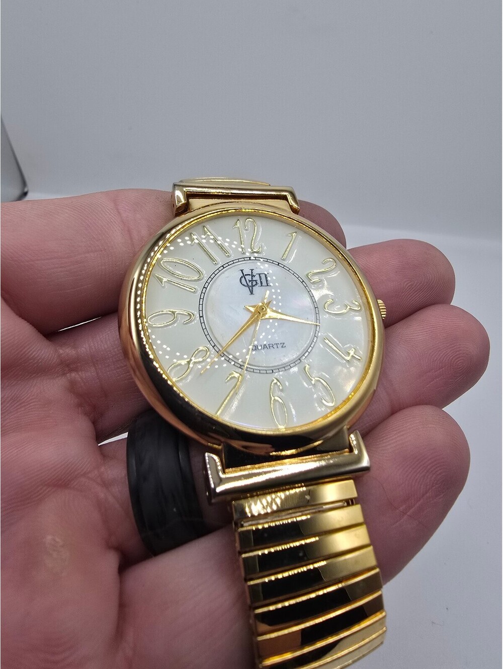 Gloria Vanderbilt Quartz Analog Round Watch White Dial Arabic Gold Tone Stretch